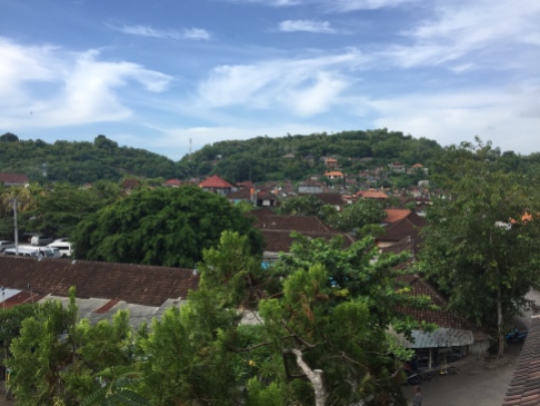 Über den Dächern von Padangbai. Aussicht vom Balkon